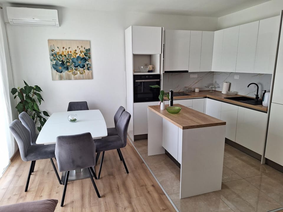 Dining area, kitchen