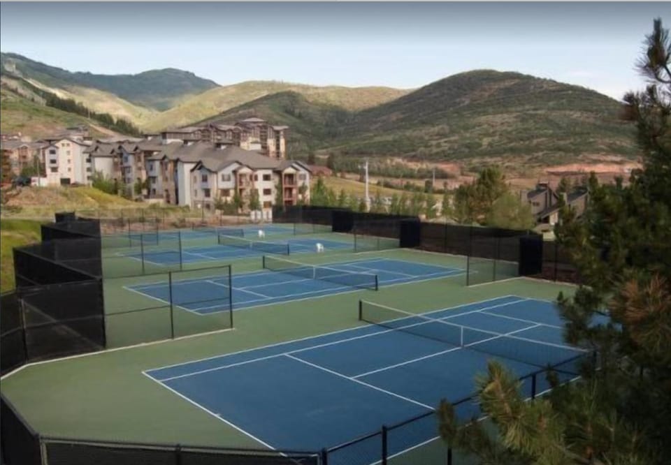 Pinetree Retreat - Hot Tub, Heated Pool & Sauna - 6 Min Walk to Lift & Dining Apartment in Wasatch County