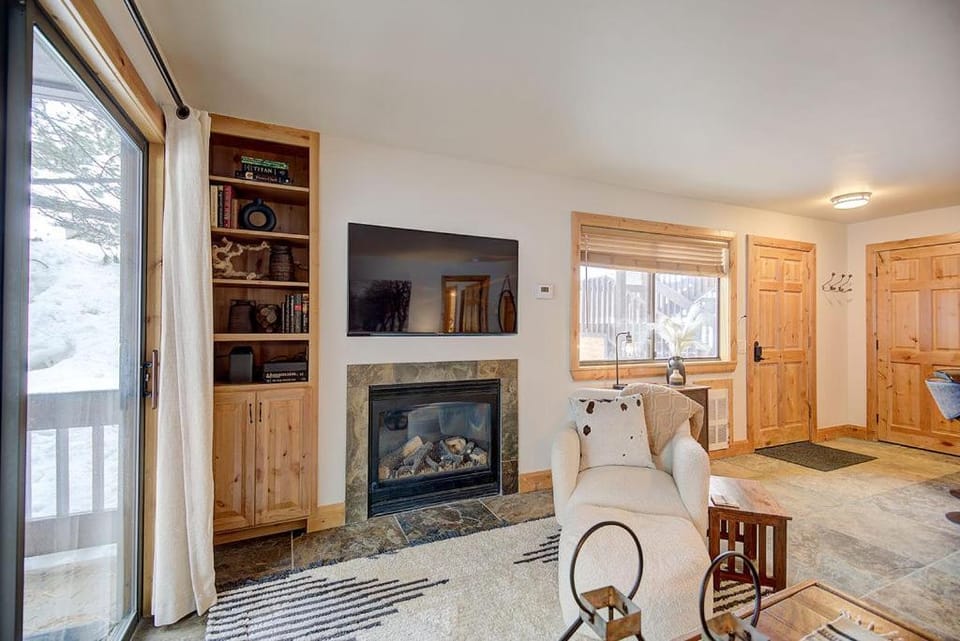 Pinetree Retreat - Hot Tub, Heated Pool & Sauna - 6 Min Walk to Lift & Dining Apartment in Wasatch County