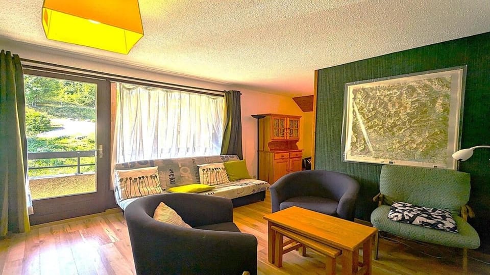 Bed, Living room, fireplace