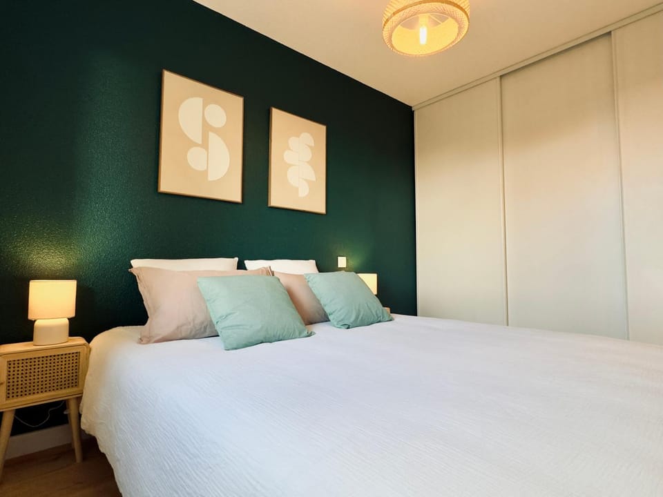 Photo of the whole room, Bedroom