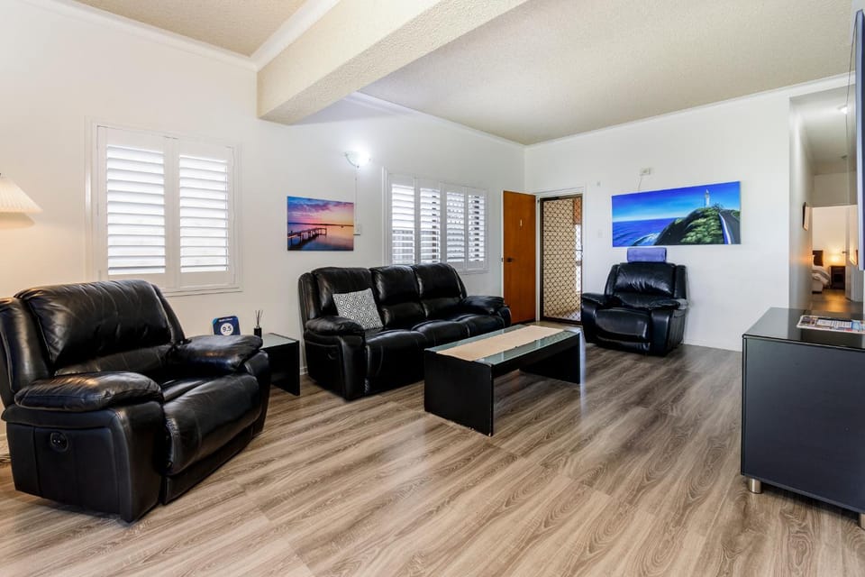 TV and multimedia, Living room, Seating area, Evening entertainment