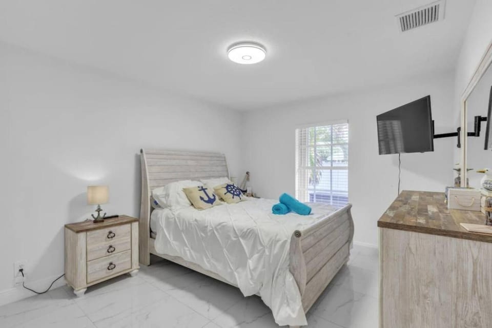Tropical Oasis sleeps 12 House in Lake Worth