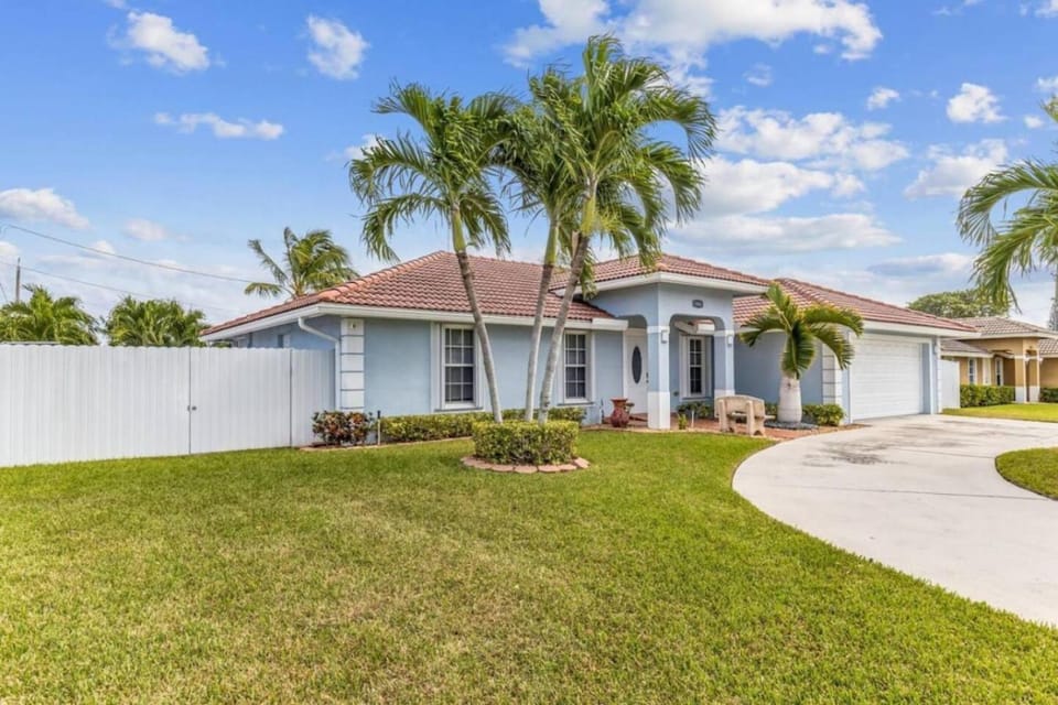 Tropical Oasis sleeps 12 House in Lake Worth