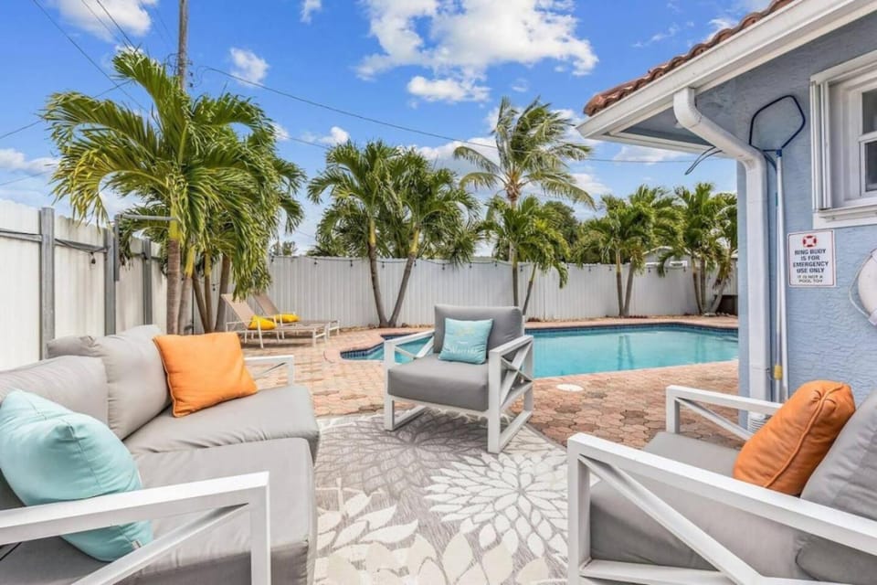 Tropical Oasis sleeps 12 House in Lake Worth