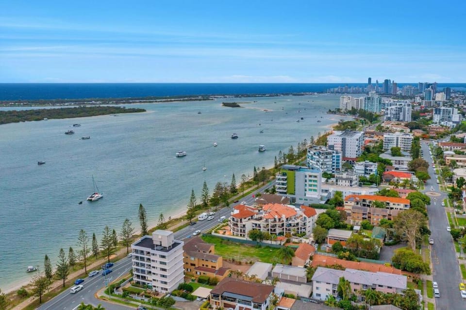 Beach & Wave Break Island Views Apartment in South Stradbroke