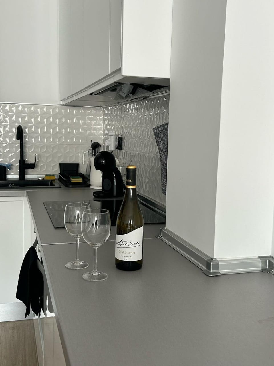 Kitchen or kitchenette, Food and drinks, Drinks, Alcoholic drinks, stove