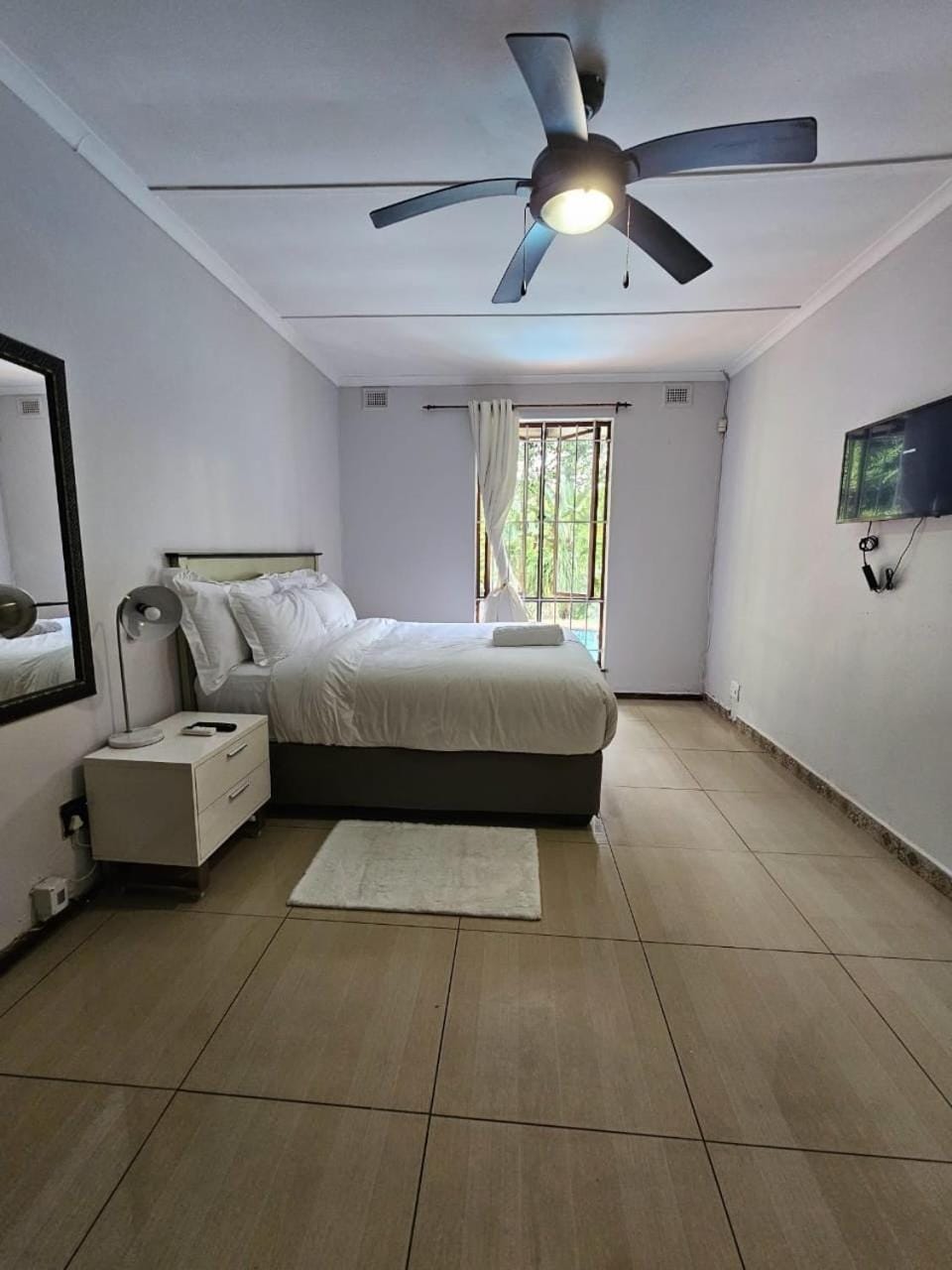 Bed, TV and multimedia, Bedroom