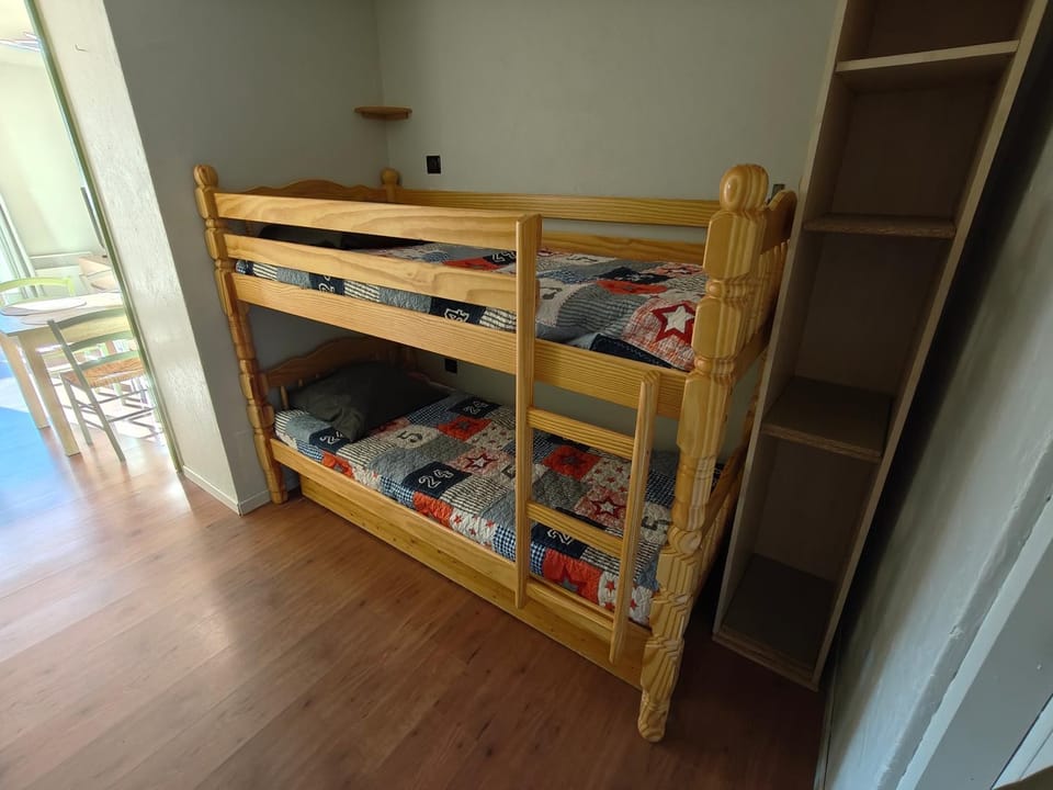 Bed, Bedroom, bunk bed