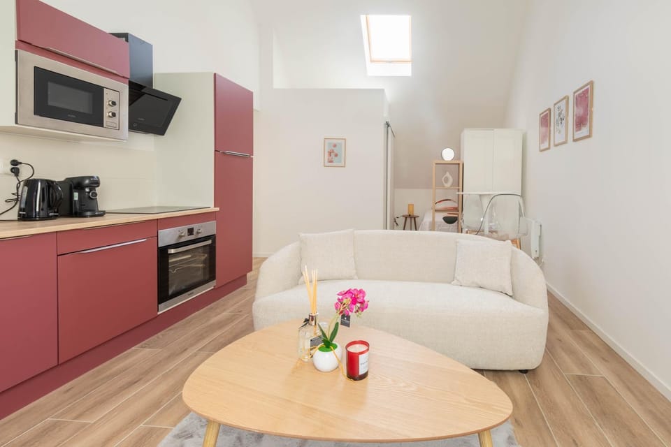 TV and multimedia, Coffee/tea facilities, Kitchen or kitchenette, Living room, Seating area, Dining area, oven, stove, toaster