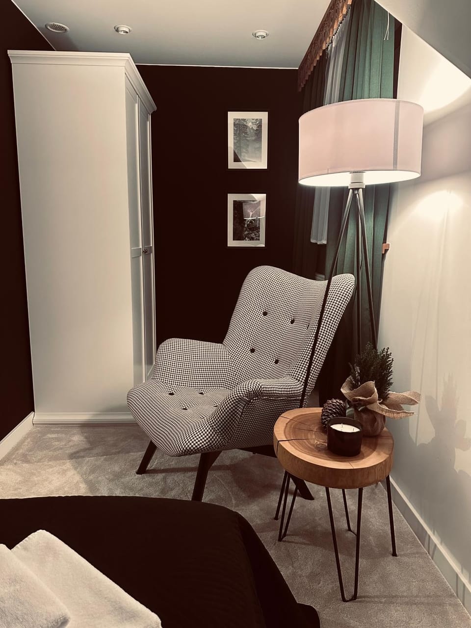 Photo of the whole room, Seating area, Bedroom