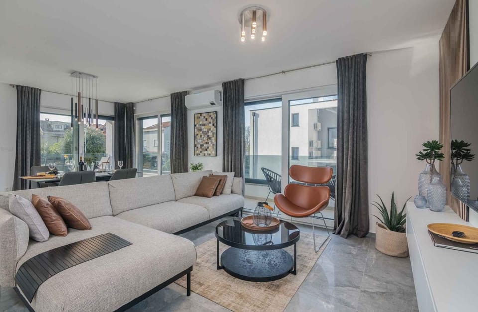 TV and multimedia, Living room, Seating area, Dining area, air conditioner