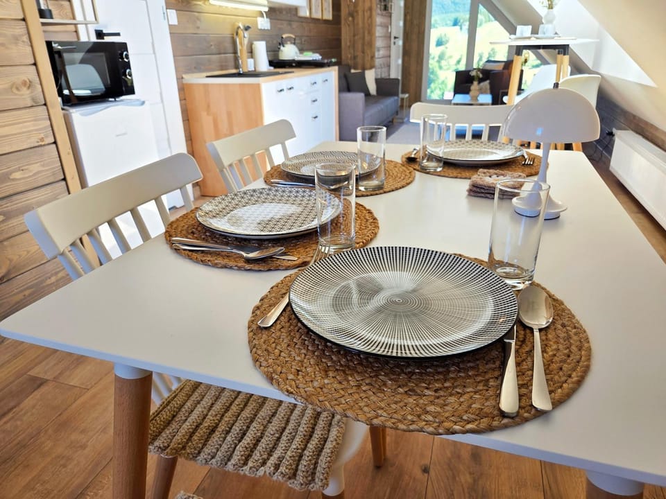 Kitchen or kitchenette, Seating area, Dining area