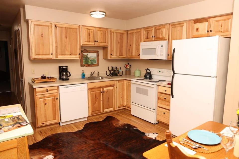 Kitchen or kitchenette, Dining area, dishwasher, oven, stove, toaster