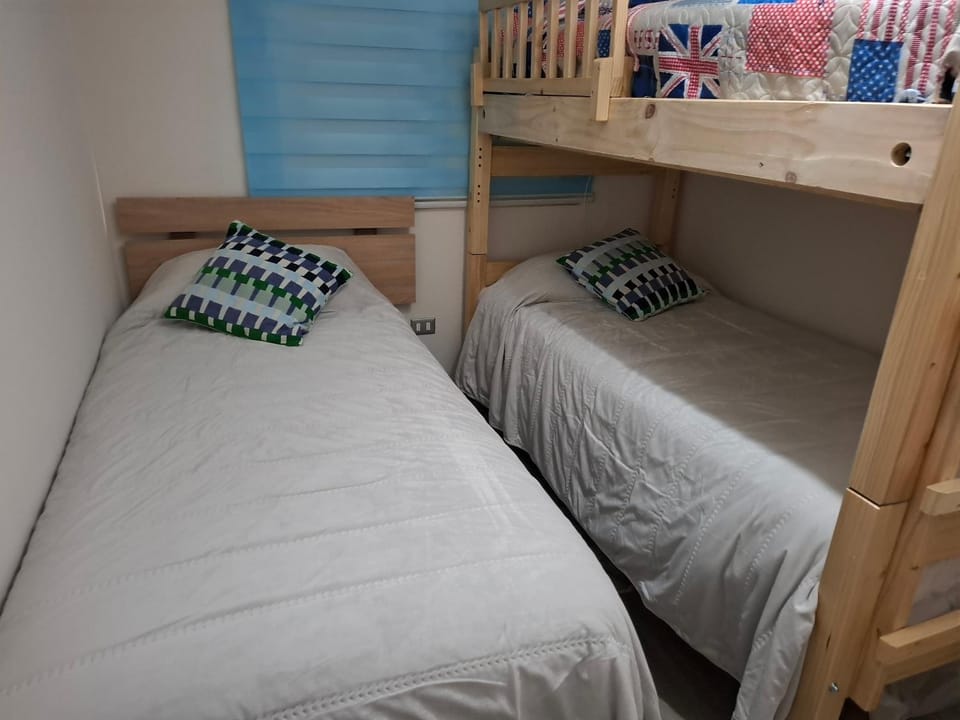 Bedroom, bunk bed