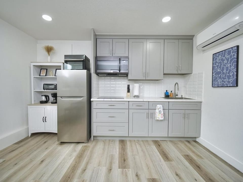 Coffee/tea facilities, Kitchen or kitchenette, dishwasher, oven, stove, toaster