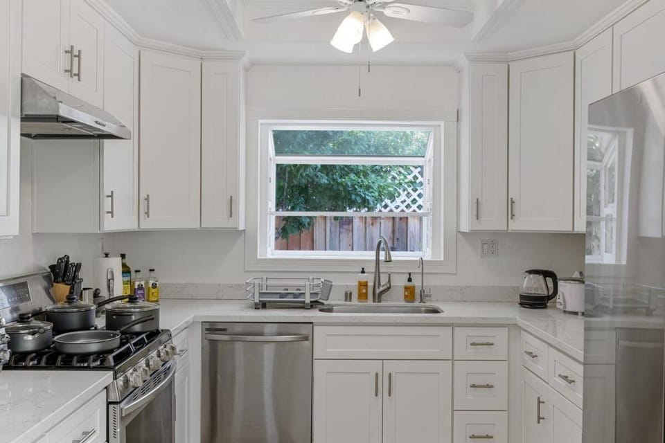 Coffee/tea facilities, Kitchen or kitchenette, dishwasher, oven, stove, toaster