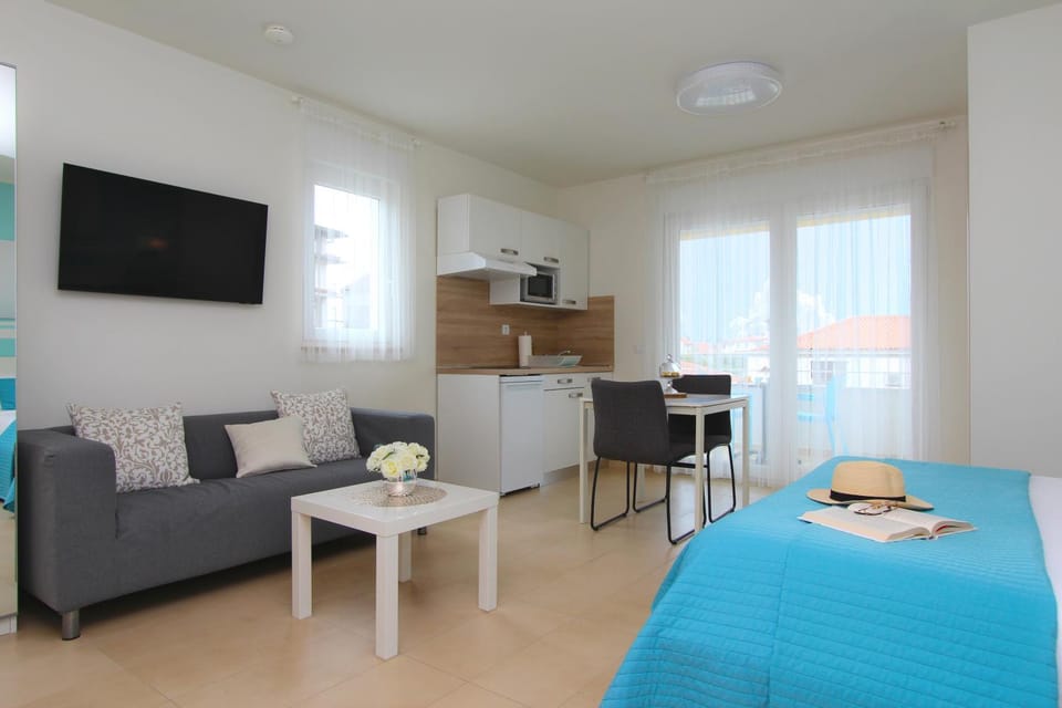 Kitchen or kitchenette, Living room