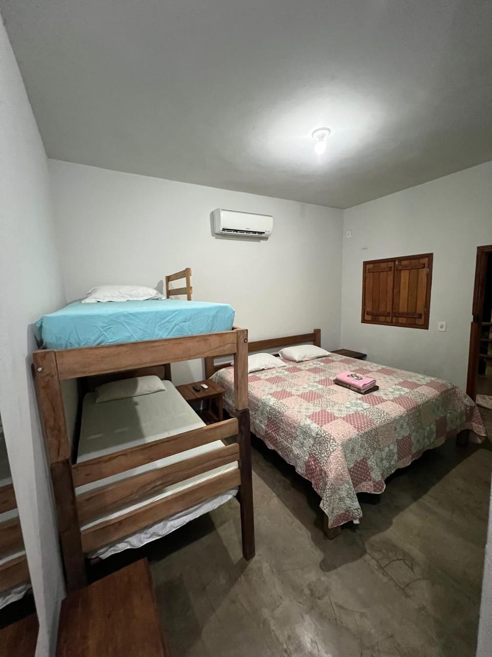 Bed, Photo of the whole room, bunk bed, air conditioner