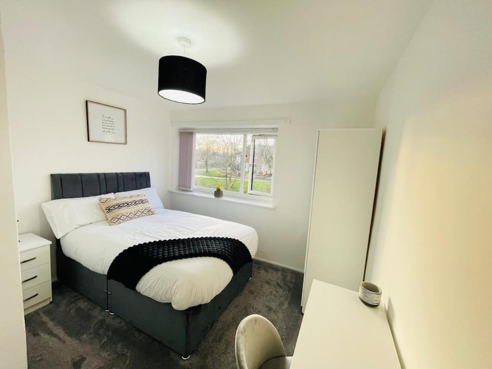 4 bed house in Wakefield free parking perfect for contractors families House in Wakefield