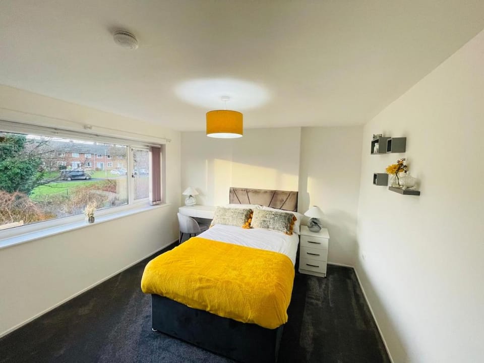 4 bed house in Wakefield free parking perfect for contractors families House in Wakefield