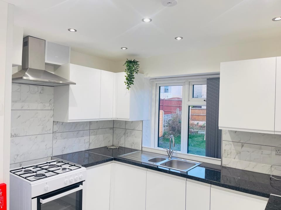 4 bed house in Wakefield free parking perfect for contractors families House in Wakefield