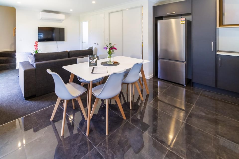 TV and multimedia, Kitchen or kitchenette, Living room, Decorative detail, Seating area, Dining area, Evening entertainment, oven, air conditioner