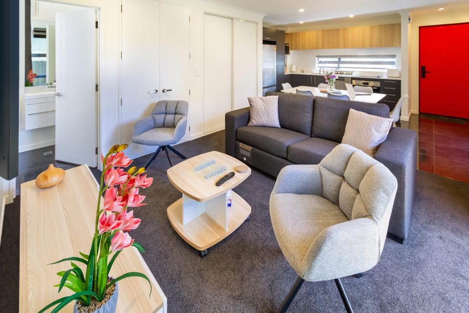Facade/entrance, TV and multimedia, Coffee/tea facilities, Kitchen or kitchenette, Living room, Decorative detail, Seating area, Dining area, oven, toaster