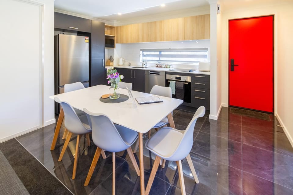 Facade/entrance, Coffee/tea facilities, Kitchen or kitchenette, Decorative detail, Dining area, dishwasher, microwave, oven, stove, toaster