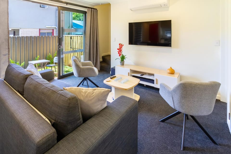 TV and multimedia, Living room, Decorative detail, Seating area, Evening entertainment, Garden view, air conditioner