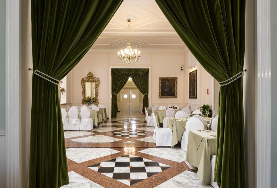 Restaurant/places to eat, Banquet/Function facilities