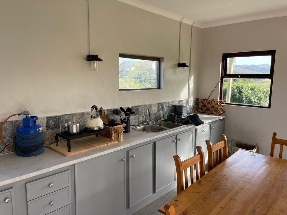 Coffee/tea facilities, Kitchen or kitchenette, Dining area, stove