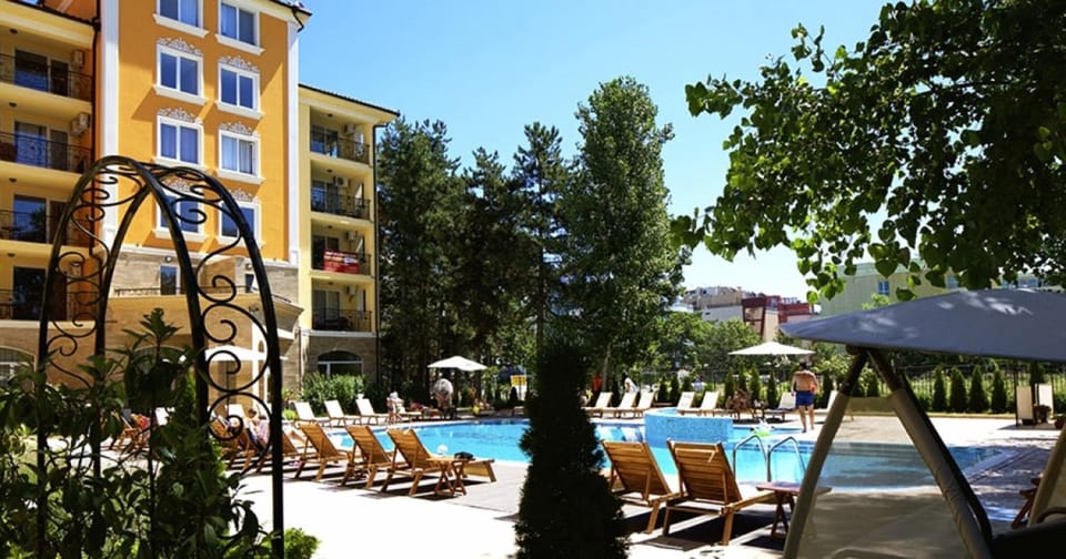 Property building, Garden, Swimming pool, Swimming pool
