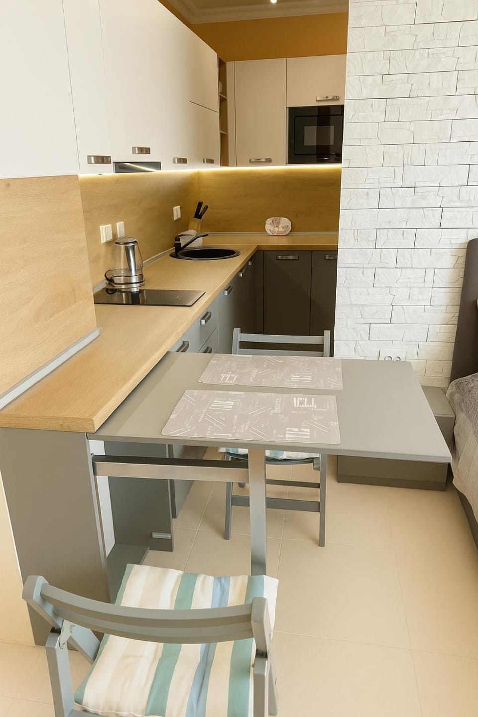 Kitchen or kitchenette, Dining area, stove