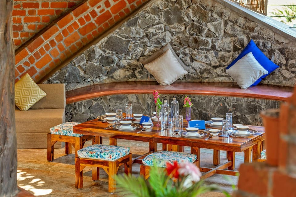Food and drinks, Seating area, Dining area, Food