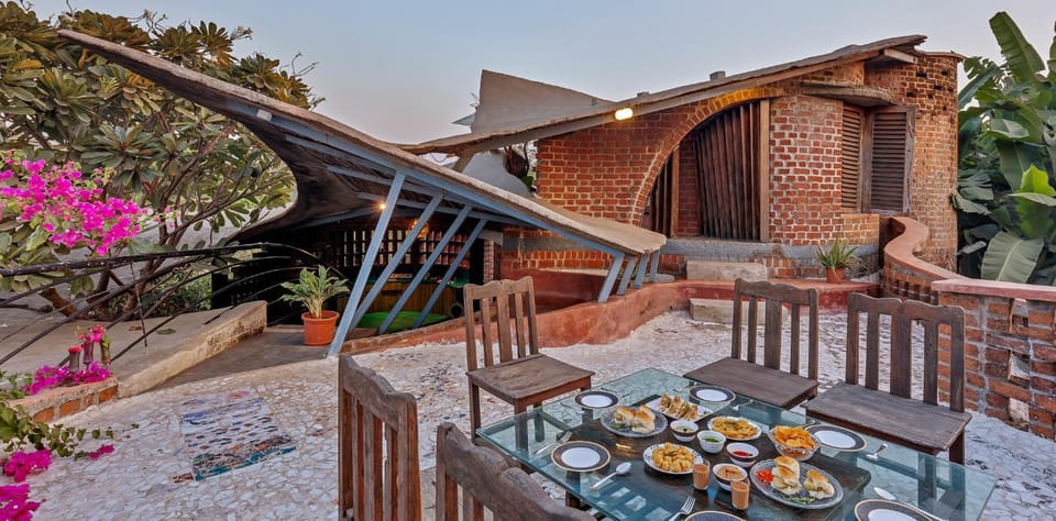 Property building, Patio, Day, Garden, Balcony/Terrace, Food and drinks, Food, Garden view