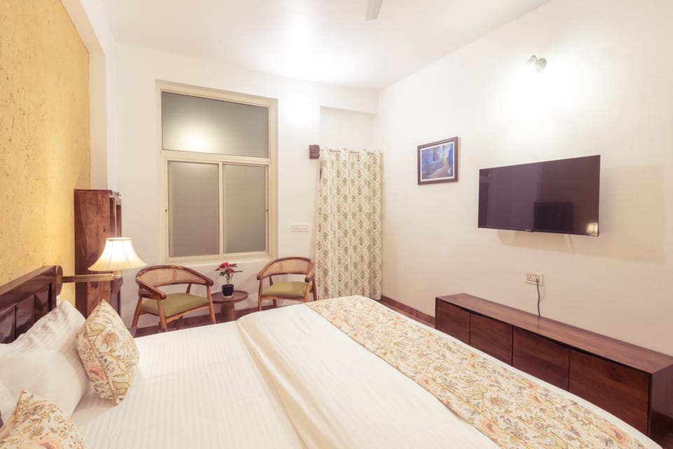 Bed, TV and multimedia, Bedroom