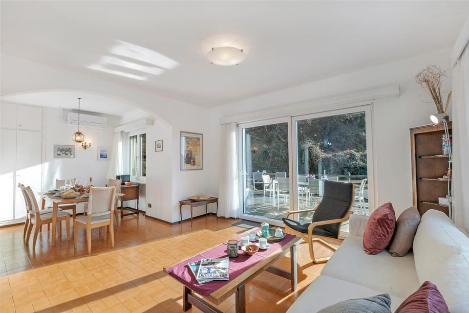 Living room, Dining area, air conditioner