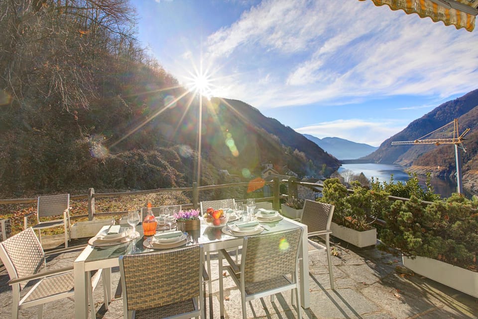 Balcony/Terrace, Dining area, Lake view, Mountain view