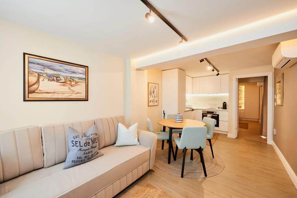 Living room, Photo of the whole room, Seating area, Dining area