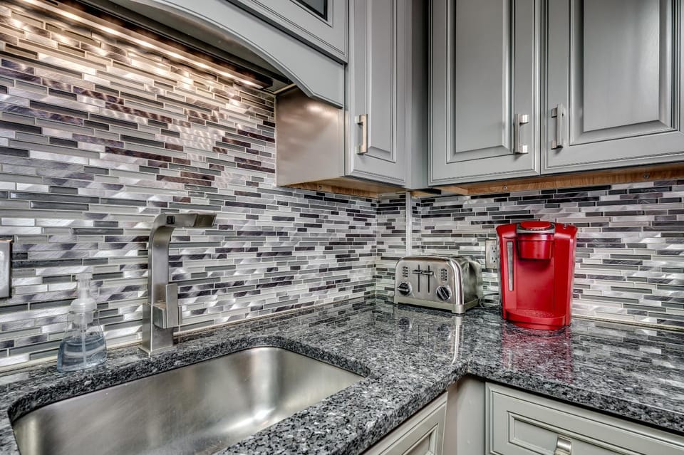 Kitchen or kitchenette, dishwasher, stove