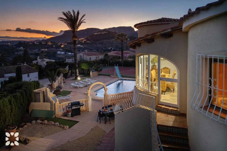 Property building, Patio, Day, Natural landscape, Mountain view, Pool view, Swimming pool, Sunrise, Sunset, sunbed