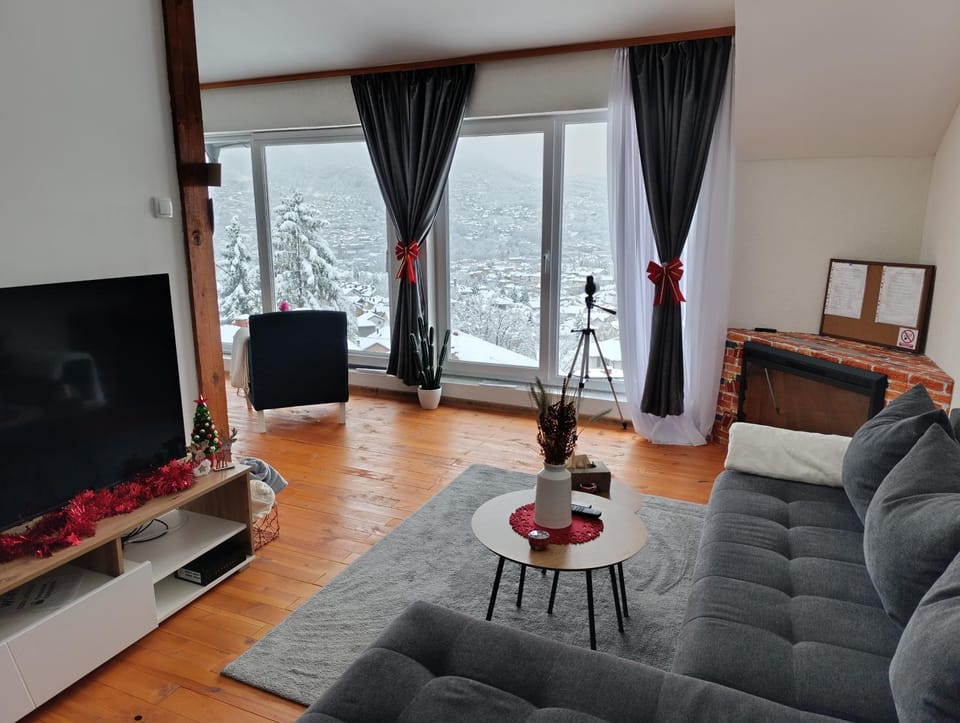 TV and multimedia, Living room, City view, Landmark view, Mountain view, fireplace