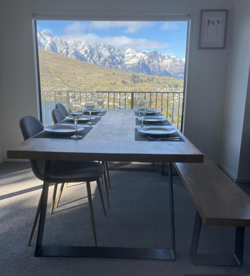 View (from property/room), Dining area, Lake view, Mountain view