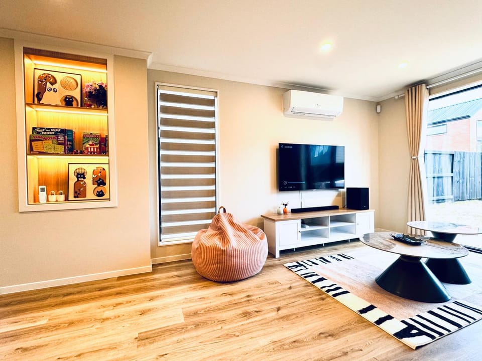 Communal lounge/ TV room, Living room, Seating area, air conditioner