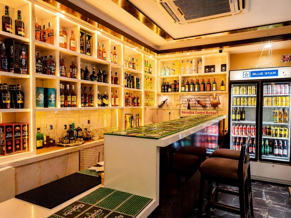 Lounge or bar, Food and drinks, Drinks, Alcoholic drinks