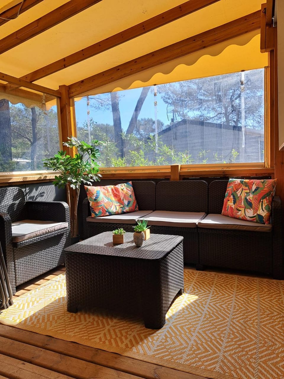 MOBIL-HOME tout confort Oasis village 5 étoiles House in Roquebrune-sur-Argens