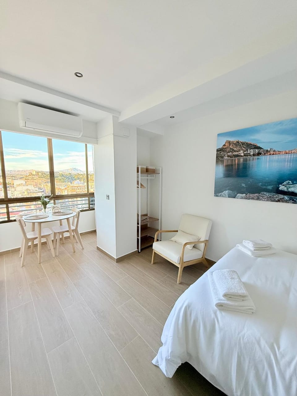 Bed, Living room, Photo of the whole room, Seating area, Dining area, Bedroom