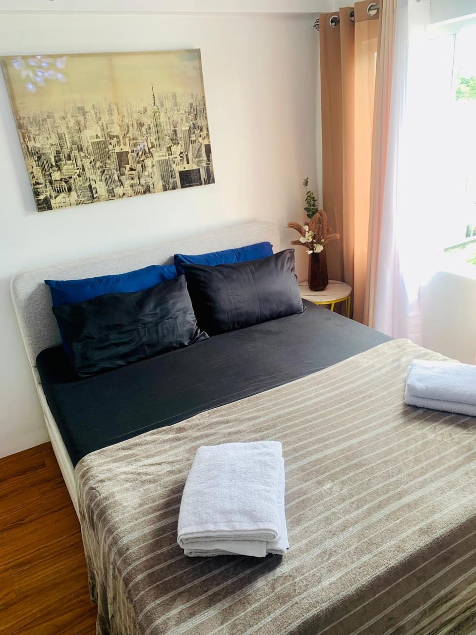 Bed, Photo of the whole room, Bedroom, towels