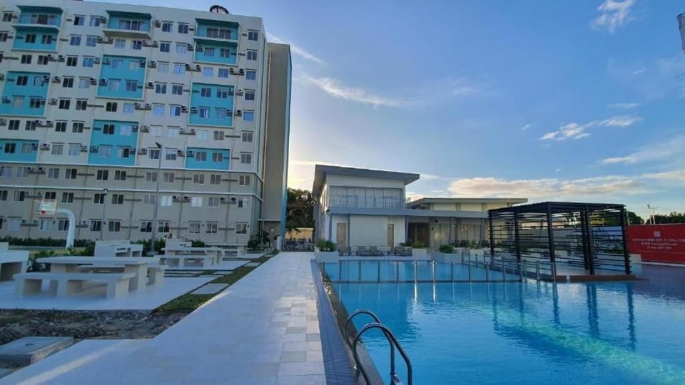 Property building, Day, Pool view, Swimming pool, sunbed